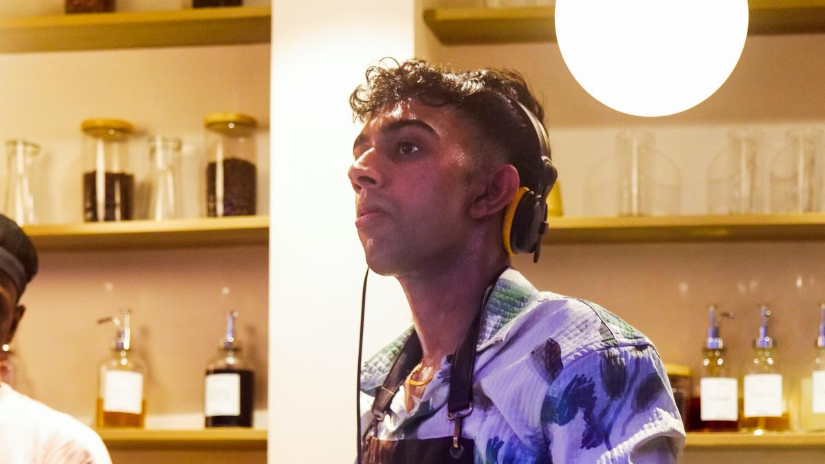 चेन्नई में एक कॉफी शॉप में हमारे साथ गुनगुनाना चाहते हैं?