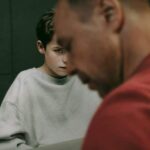 जैसा कि नेटफ्लिक्स किशोरावस्था में सवाल उठाते हैं, विशेषज्ञ सोशल मीडिया के उपयोग और बच्चों में क्रोध प्रबंधन पर मार्गदर्शन करते हैं