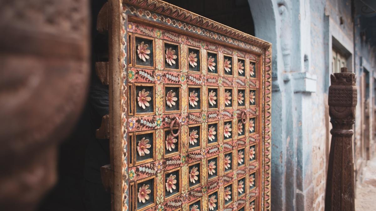 जोधपुर स्थित फर्नीचर और सजावट ब्रांड पारंपरिक हस्तकला केंद्र देश भर से एकत्रित लकड़ी के अपसाइक्लिंग लकड़ी में अर्थ पाता है