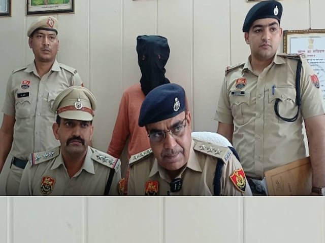 पुजारी के कमरे में ताला लटका हुआ था, पुलिस ने दरवाजा तोड़ दिया, इंद्रियों को उड़ा दिया