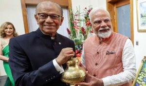 बनारसी साड़ी, संगम जल, बिहारी शैली में स्वागत, भोजपुरी में भाषण, मोदी मॉरीशस यात्रा से क्या राजनीतिक संकेत प्राप्त होंगे