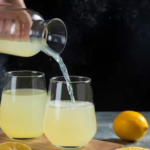 बालों के विकास और स्वास्थ्य के लिए नींबू के रस के आश्चर्यजनक लाभों की खोज करें