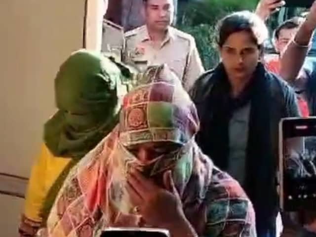 बुजुर्गों को घर, अश्लील वीडियो, ड्रग ड्रिंक देकर, 5 लाख, तब कहा जाता था