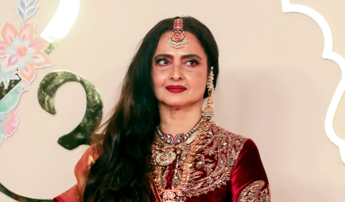 बॉलीवुड रैप अप | 70 वर्ष की आयु में, अभिनेत्री रेखा ने अपने उम्रा जान लुक को गुलाबी लेहेंगा में प्रस्तुत किया