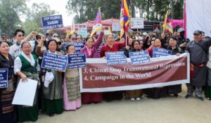 भारत में चीन के साथ मजबूत खेल, जब तिब्बतियों ने पूरे दूतावास को घेर लिया