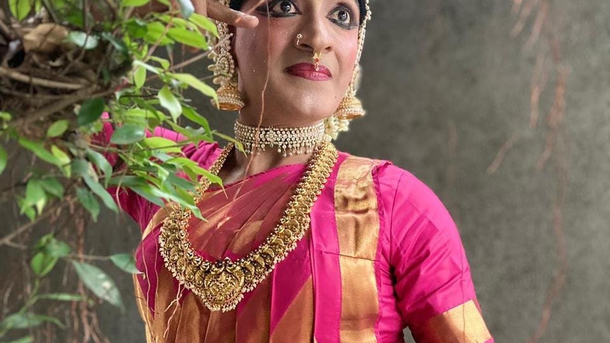 महिला भूमिका निभाने में पुरुष कलाकारों के लिंग परिप्रेक्ष्य को कैसे बदलते हैं