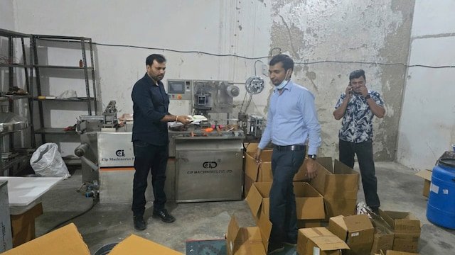 एंटीबायोटिक दवाओं का अवैध कारखाना पकड़ा गया, बहनोई चल रहा था, नमूने भी