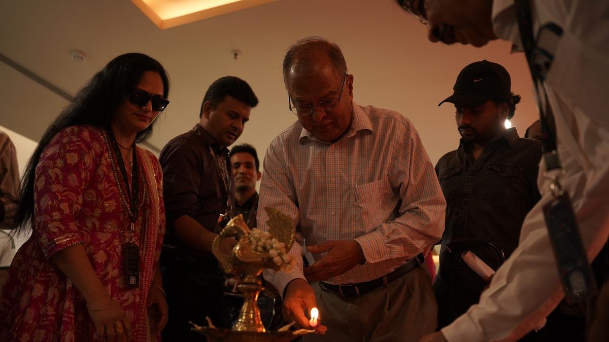 यह मुंबईकरों के लिए दो है, जबकि ‘रेड लॉरी फिल्म फेस्टिवल’ हैदराबाद में एक सपने की शुरुआत करता है