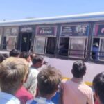 यात्री बैग को दबाकर बस में बैठा था, अचानक नशीले पदार्थों के विभाग के अधिकारी और ..