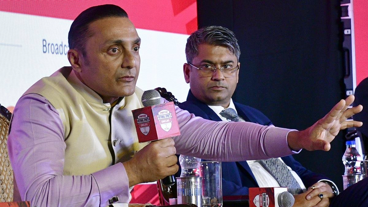 राहुल बोस ने लिंग पे गैप की बात की, उनका कहना है कि उन्हें करीना कपूर खान की 'चमेली' के लिए कमाई का एक अंश दिया गया था।