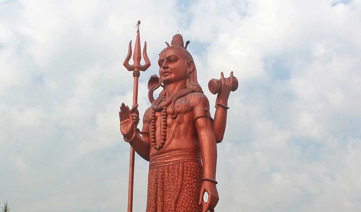 लॉर्ड शंकर का जुलूस शामिल है, देवताओं के साथ भूत पिशाच हैं।