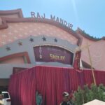 'शोले' के 50 साल: एक समान रूप से प्रतिष्ठित थिएटर में पंथ क्लासिक देखना