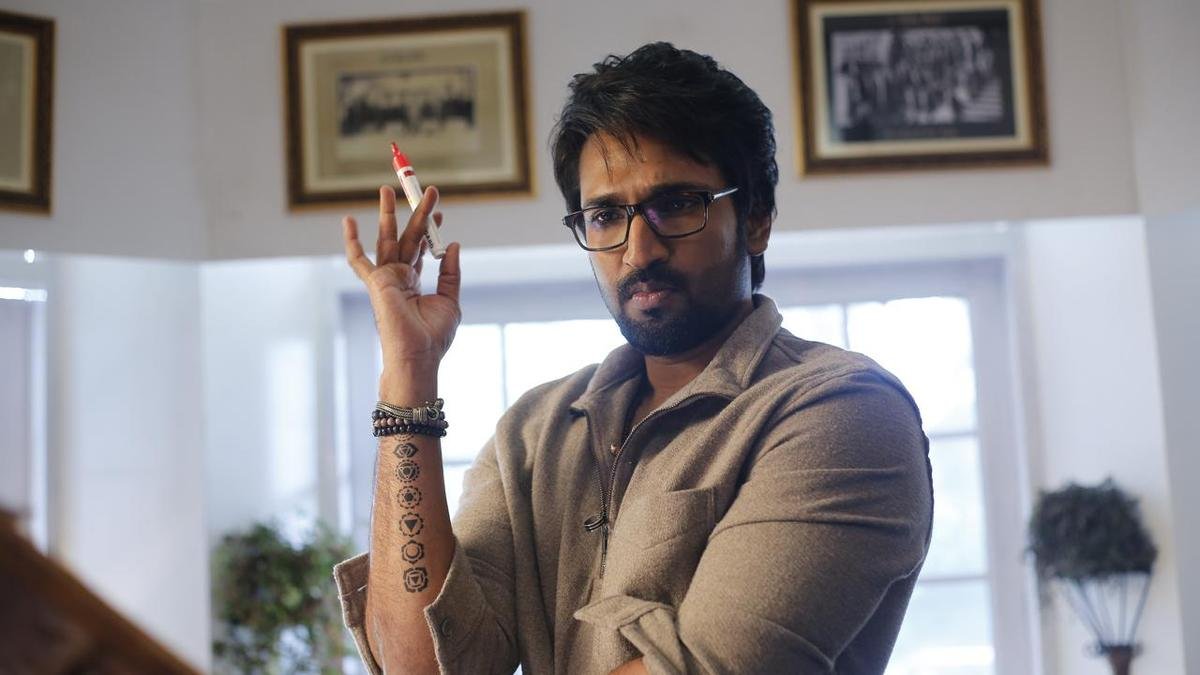 'सबधम' मूवी रिव्यू: आध-अरिवज़हागन के पुनर्मिलन का एक पेचीदा आधार है लेकिन सही नोट्स याद करते हैं