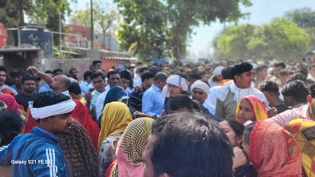 युवक को पुलिसकर्मियों द्वारा बेरहमी से पीटा गया, जब वह मर गया, तो मृत शव को पेड़ से लटका दिया गया था