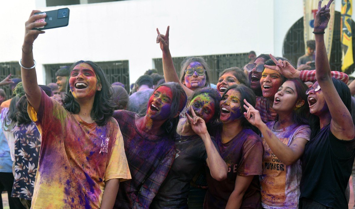 Holi Smartphone Safety 2025