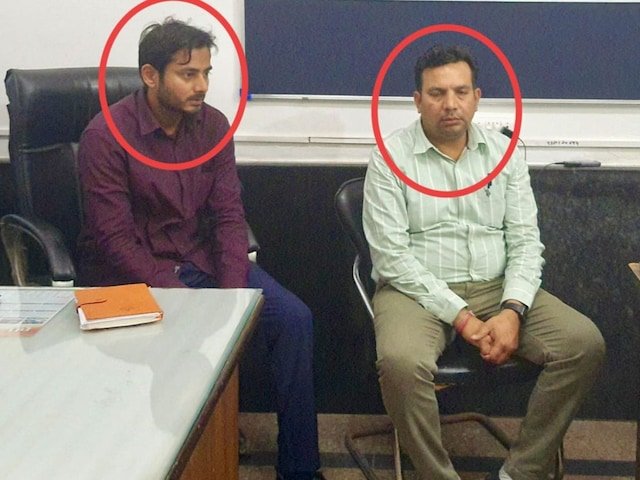 2 युवा गाड़ी पर समोसा खा रहे थे, अधिकारी सादे कपड़े में पहुंचे, पूछा- आप कौन हैं? नाम सुनकर, सांस प्रकाश में अटक गई