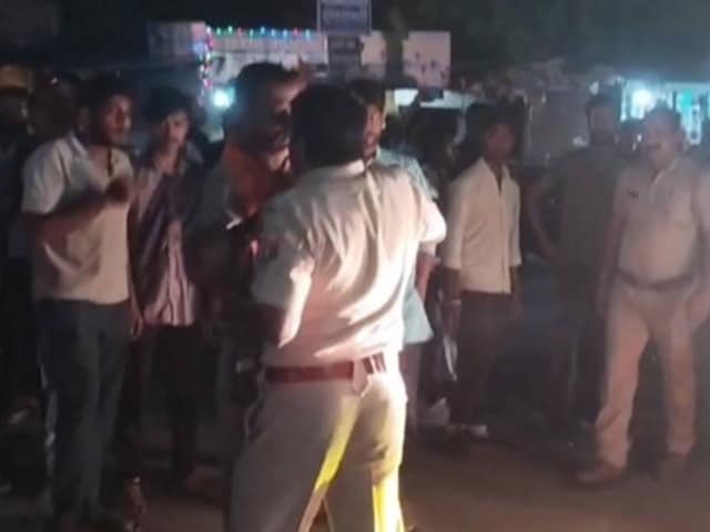 52 वाहनों को रात में डूंगरपुर में ले जाया जा रहा था, गाय राजवंश, वहाँ एक हंगामा था