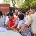 60 -वर्षीय बुजुर्ग लड़की एक 19 -वर्षीय लड़की के साथ प्यार में, एक बड़ा घोटाला