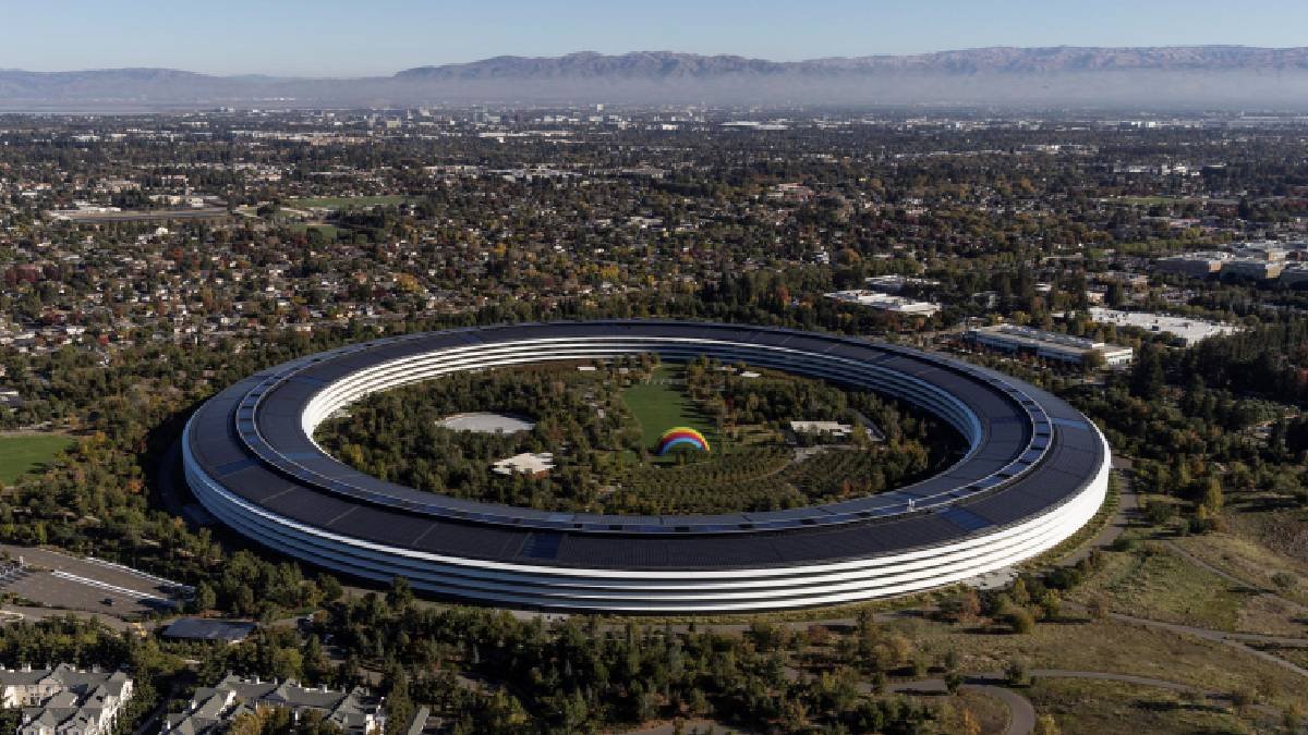 Apple आज 49 साल का हो गया: कैसे 2 कॉलेज ड्रॉपआउट्स ने सबसे मूल्यवान टेक कंपनी बनाई
