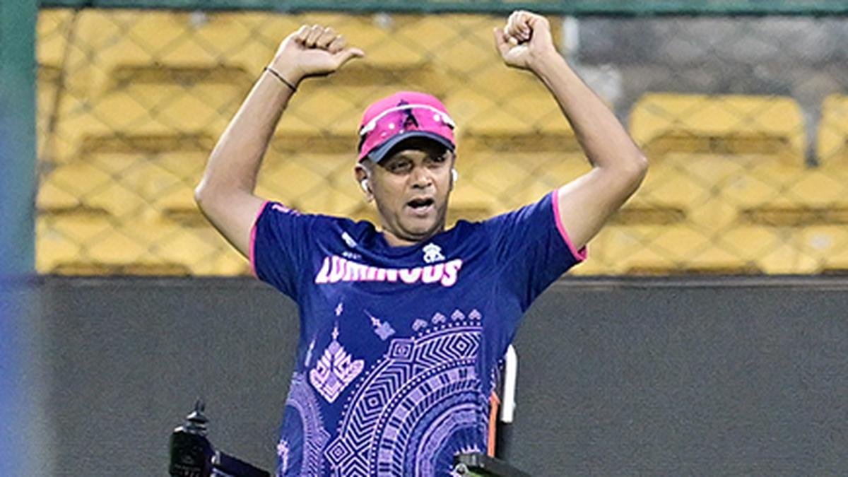 IPL 2025 RCB बनाम RR | आरआर कोच द्रविड़ कहते हैं कि सैमसन की वापसी पर कोई समयरेखा नहीं है