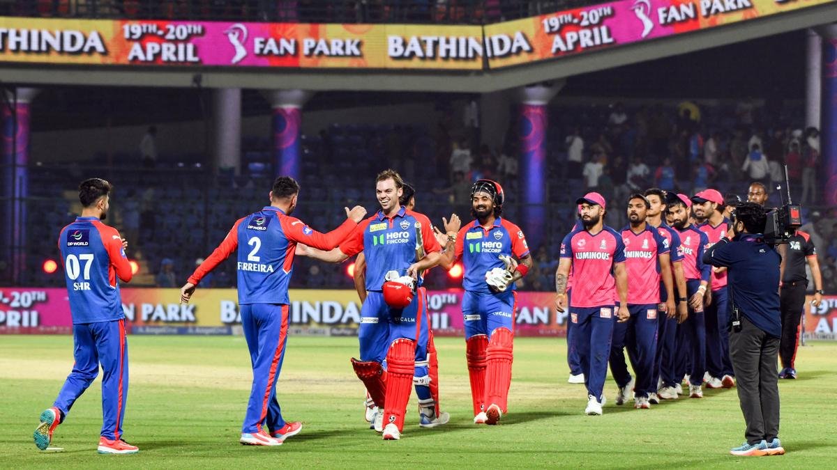IPL 2025: डीसी बॉलिंग कोच मुनफ पटेल ने मैच शुल्क का 25% जुर्माना लगाया