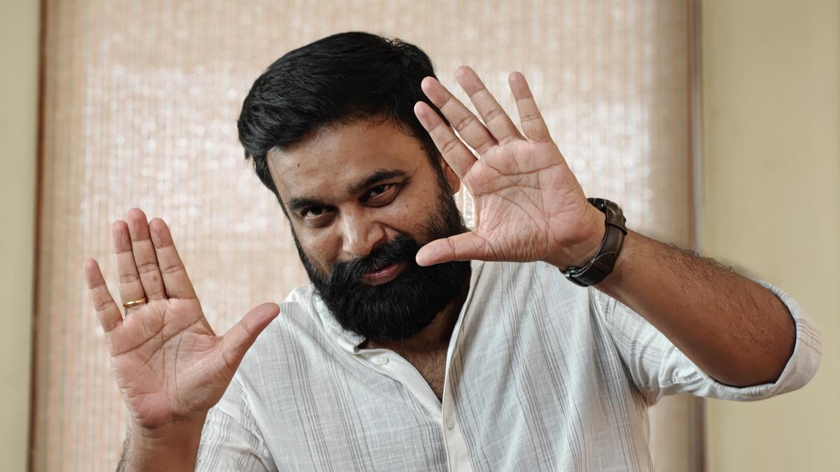 Sacikumar साक्षात्कार: ‘पर्यटक परिवार’, मदुरै यादें और रूटेड रहने का महत्व