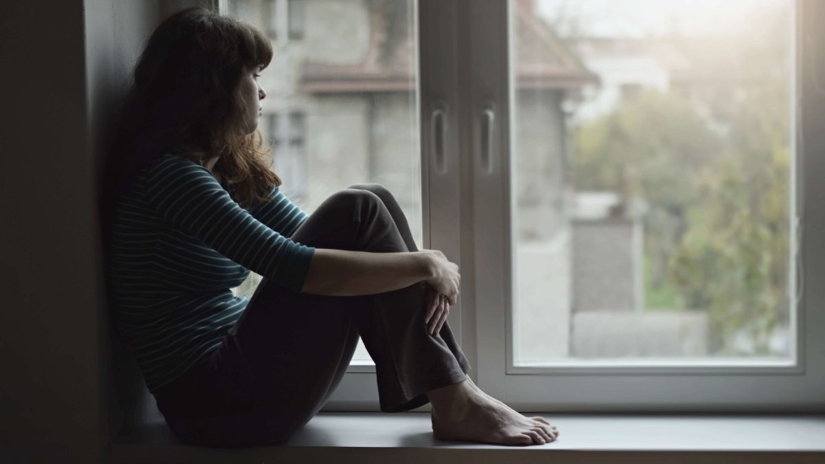 अकेलापन अवसाद का कारण हो सकता है; जब आप भीड़ में अलग -थलग महसूस करते हैं तो क्या करें