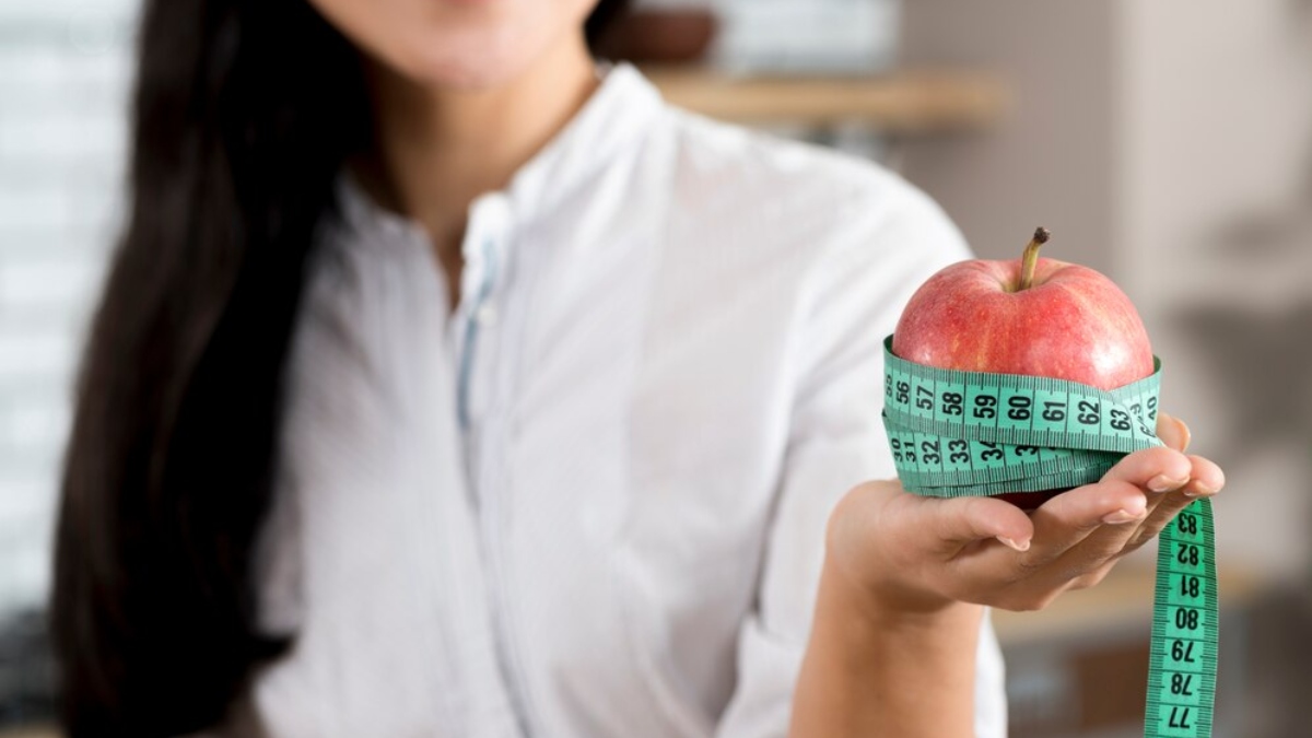 अपने वजन को नियंत्रण में रखने के लिए संघर्ष? पता है कि इस गर्मी में क्या खाएं और बचें