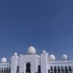 अबू धाबी में एक दिन में चमकदार आकाश स्क्रेपर्स, फाल्कन और गोल्ड कॉफी का सामना करना पड़ता है