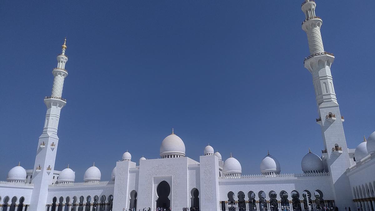 अबू धाबी में एक दिन में चमकदार आकाश स्क्रेपर्स, फाल्कन और गोल्ड कॉफी का सामना करना पड़ता है