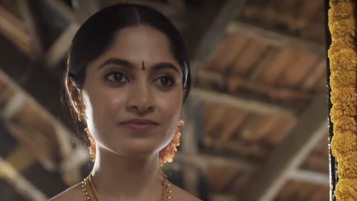 'अय्याना माने' श्रृंखला की समीक्षा: ख़ुशी रावी इस निष्क्रिय हत्या के रहस्य को लंगर डालते हैं