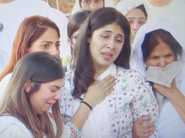 आतंकवादियों ने आयुषी की मुस्कान को छीन लिया, चेहरा सफेद हो गया ...