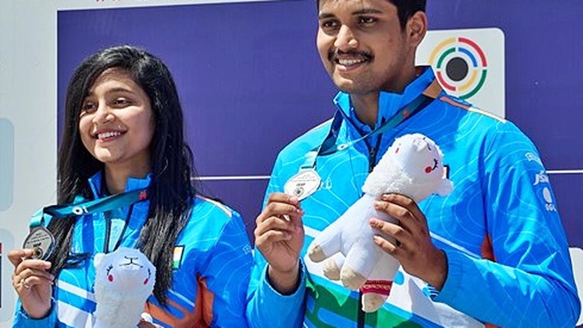 आर्य और रुद्रांक्श ने शूटिंग वर्ल्ड कप में रजत पदक जीत लिया
