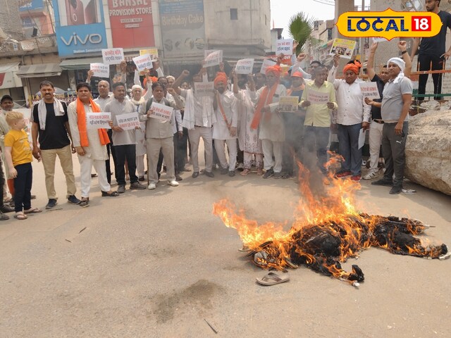आश्वासन के लिए कोई समय नहीं … नाराज लोगों ने सरकार से पाकिस्तान के पुतले को जला दिया …