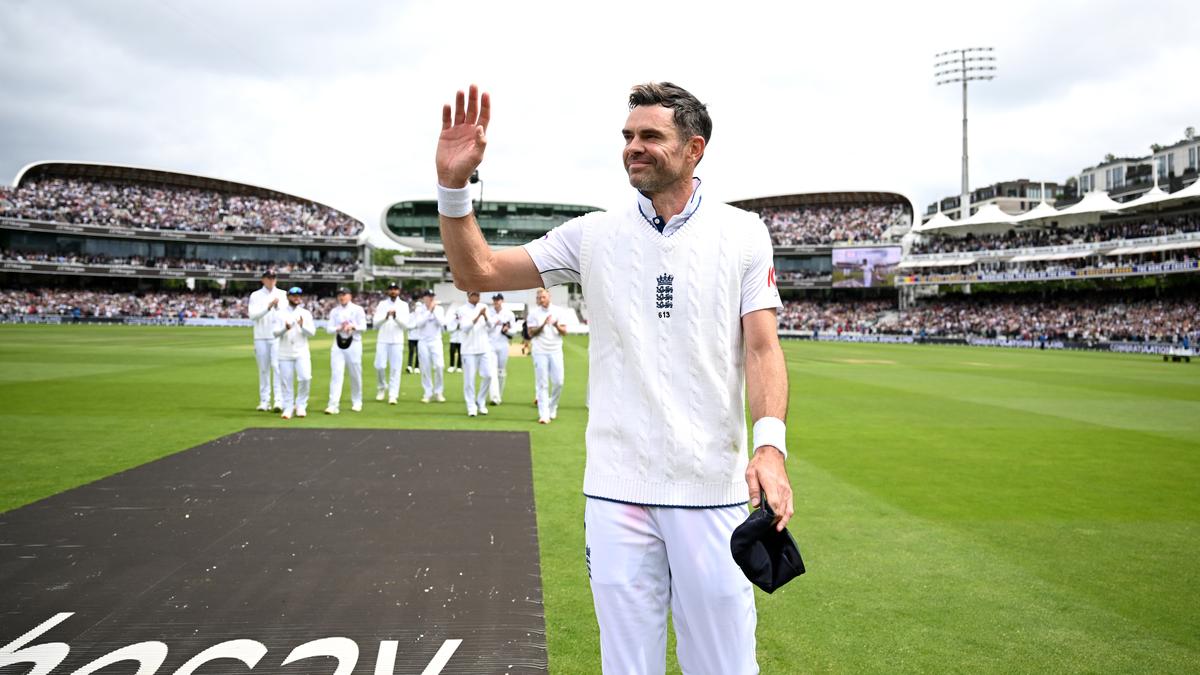 इंग्लैंड के पूर्व फास्ट बॉलर एंडरसन ने नाइटहुड से सम्मानित किया