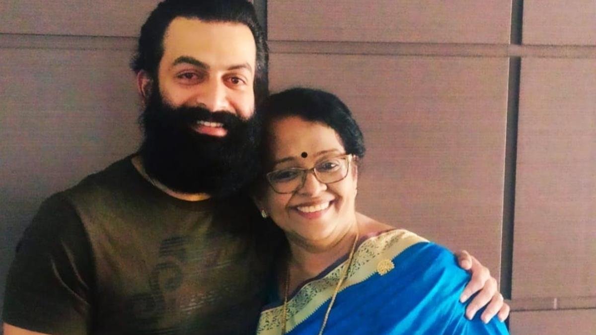 इमपुरन रो: पृथ्वीविराज सुकुमारन की मां मल्लिका मोहनलाल-अभिनीत विवादों के बीच बेटे के समर्थन में बोलती है