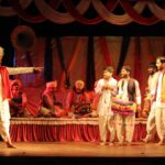 उच्च दोपहर में नाटक | एनी जैदी द्वारा वापसी की समीक्षा