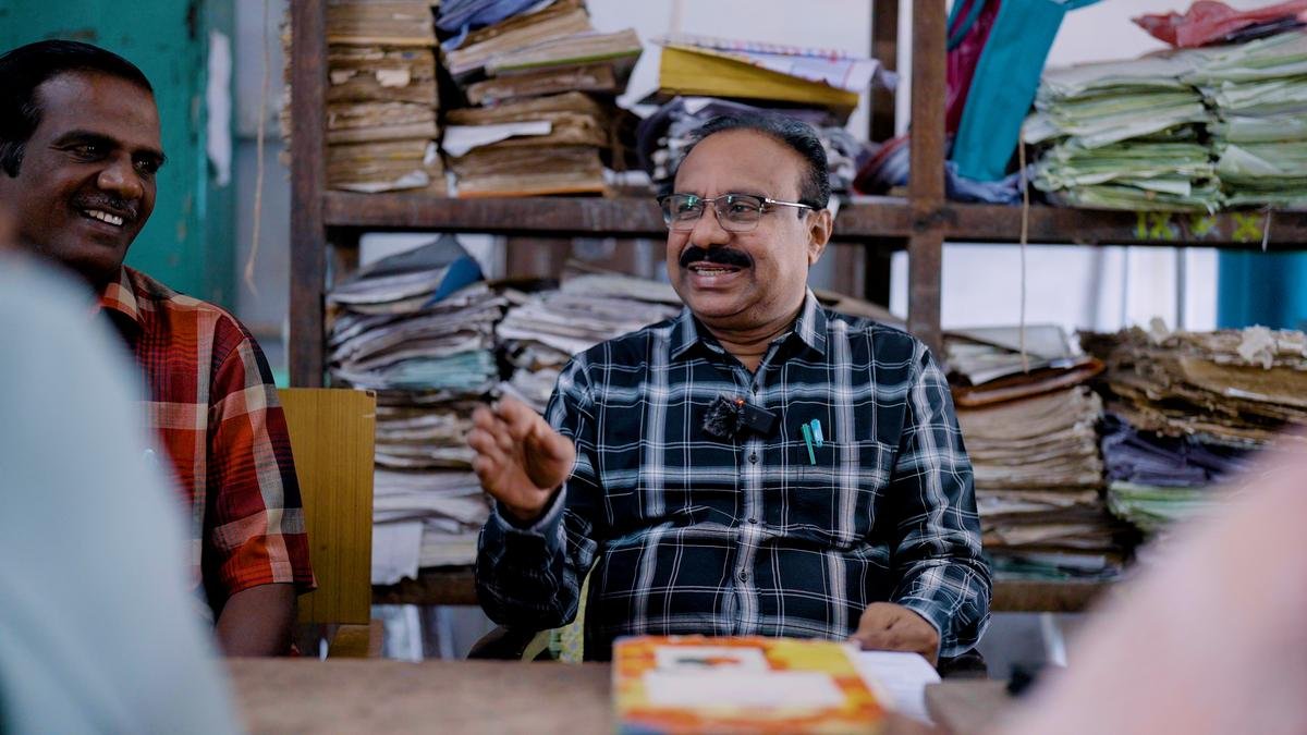 एक सरकारी स्कूल और अपने छात्रों के जीवन का पुनर्निर्माण करने वाले तमिलनाडु हेडमास्टर से मिलें