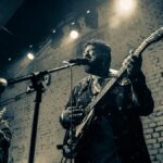 एल्विन प्रेस्ली ने एक इंडी संगीतकार के रूप में वैश्विक मंच पर कदम रखा