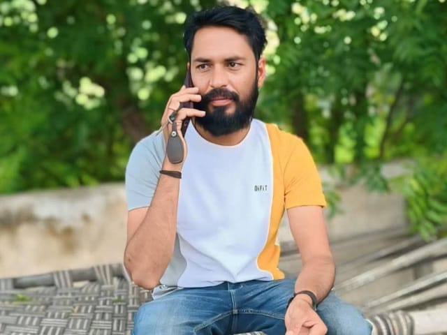 करौली समाचार: युवा दोस्तों के साथ बैठे थे, अचानक दो हमलावर आए और गोली मार दी