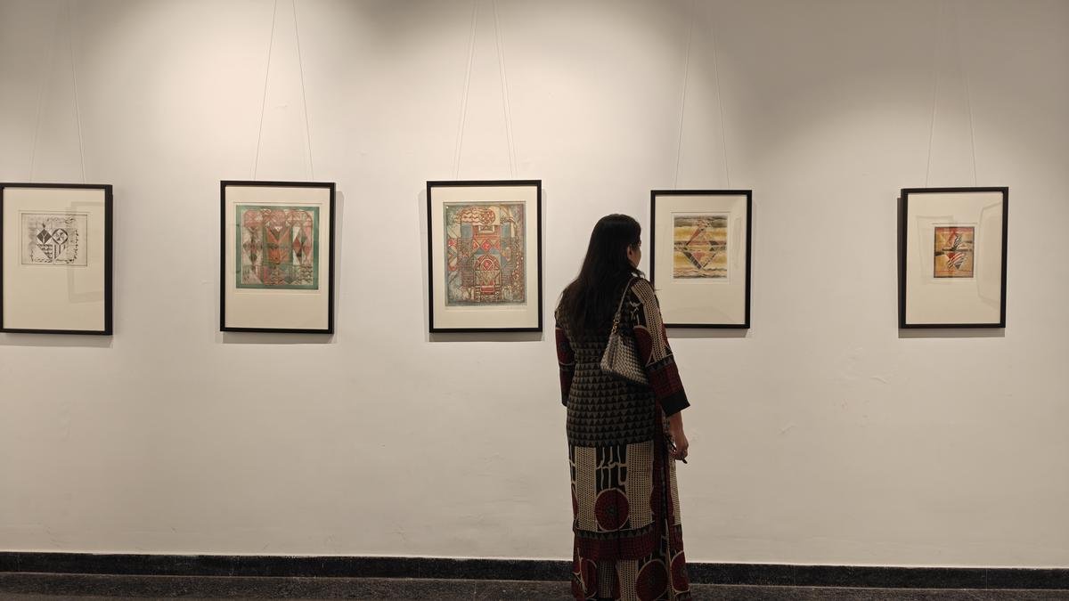 कलाकार अकिथम नारायणन की ज्यामितीय अमूर्तता की दुनिया चेन्नई में प्रदर्शन पर है