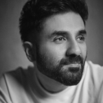 कॉमेडियन-अभिनेता वीर दास स्लैम्स एयर इंडिया को प्री-बुकिंग के बावजूद घायल पत्नी के लिए व्हीलचेयर प्रदान करने में विफल रहने के लिए