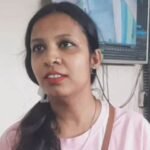 खुश लड़की जो बस स्टैंड पर शौचालय में गई थी, आराम से बाहर आई, दृश्य देखकर चौंक गई