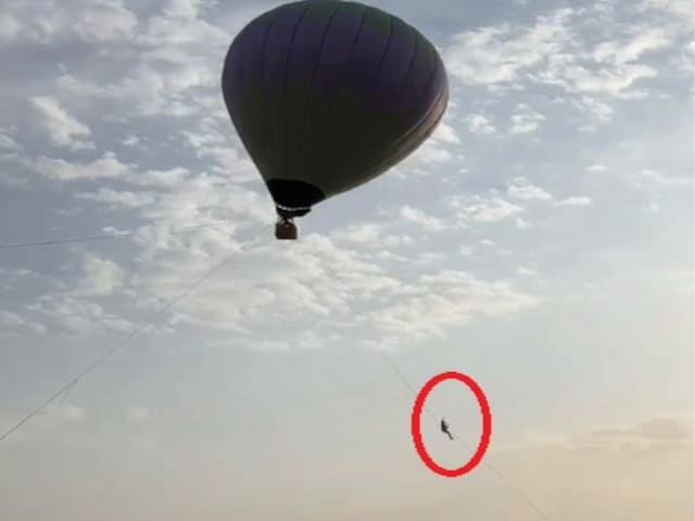 गर्म हवा के गुब्बारे के साथ लटका एक युवक … 80 फीट की ऊंचाई पर टूटी हुई रस्सी और …