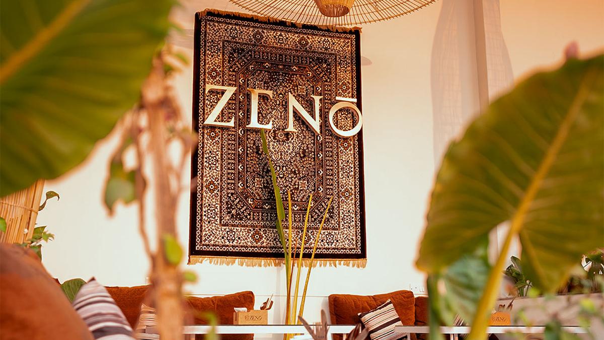 गोवा में, ज़ेनो बाय द सी लुभावनी सूर्यास्त, श्नैप्स और तपस-शैली मेनू प्रदान करता है जो दुनिया भर में व्यंजनों से प्रेरित है