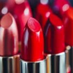 चमक, चमक, और जाओ: ग्रीष्मकालीन होंठ के रुझान आप पर जुनूनी होंगे