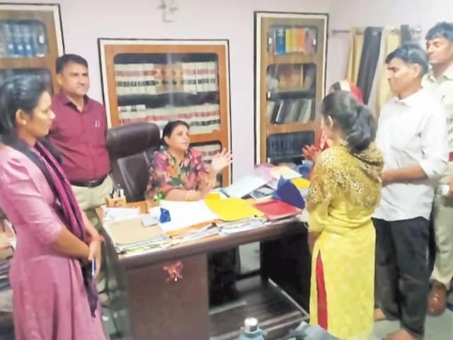 जुलूस बाहर था, दुल्हन अंदर तैयार थी, नहीं हिलती थी, एक पेपर बंद हो गया