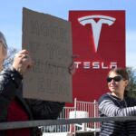 टेस्ला की बिक्री में 13% एलोन मस्क बैकलैश, प्रतियोगिता और उम्र बढ़ने के लाइनअप को बंद कर दिया