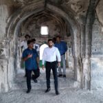 डीसी पर्यटकों को आकर्षित करने के लिए आवश्यक बुनियादी ढांचे का आकलन करने के लिए रायचूर फोर्ट का दौरा करता है