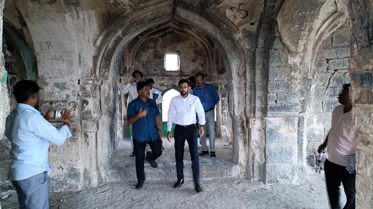 डीसी पर्यटकों को आकर्षित करने के लिए आवश्यक बुनियादी ढांचे का आकलन करने के लिए रायचूर फोर्ट का दौरा करता है